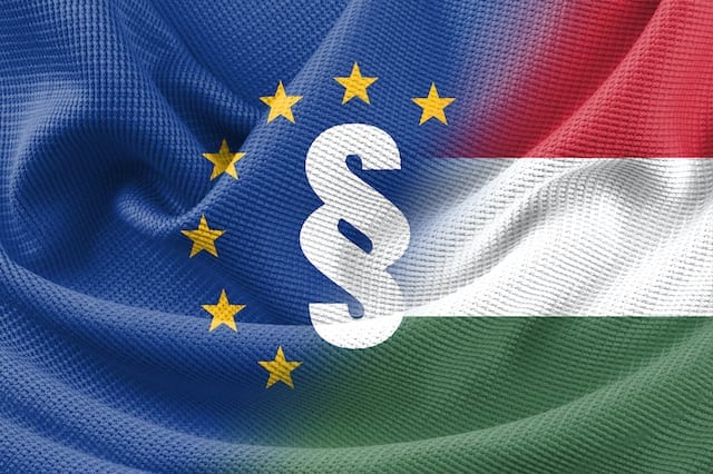 Abbildung einer Flagge, zur Hälfte EU, zur Hälfte Italien, mit einem Paragraphen-Zeichen als Illustration in der Mitte.